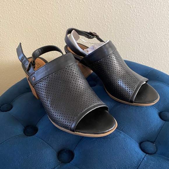 Leather Sandals NEW - Picture 1 of 3